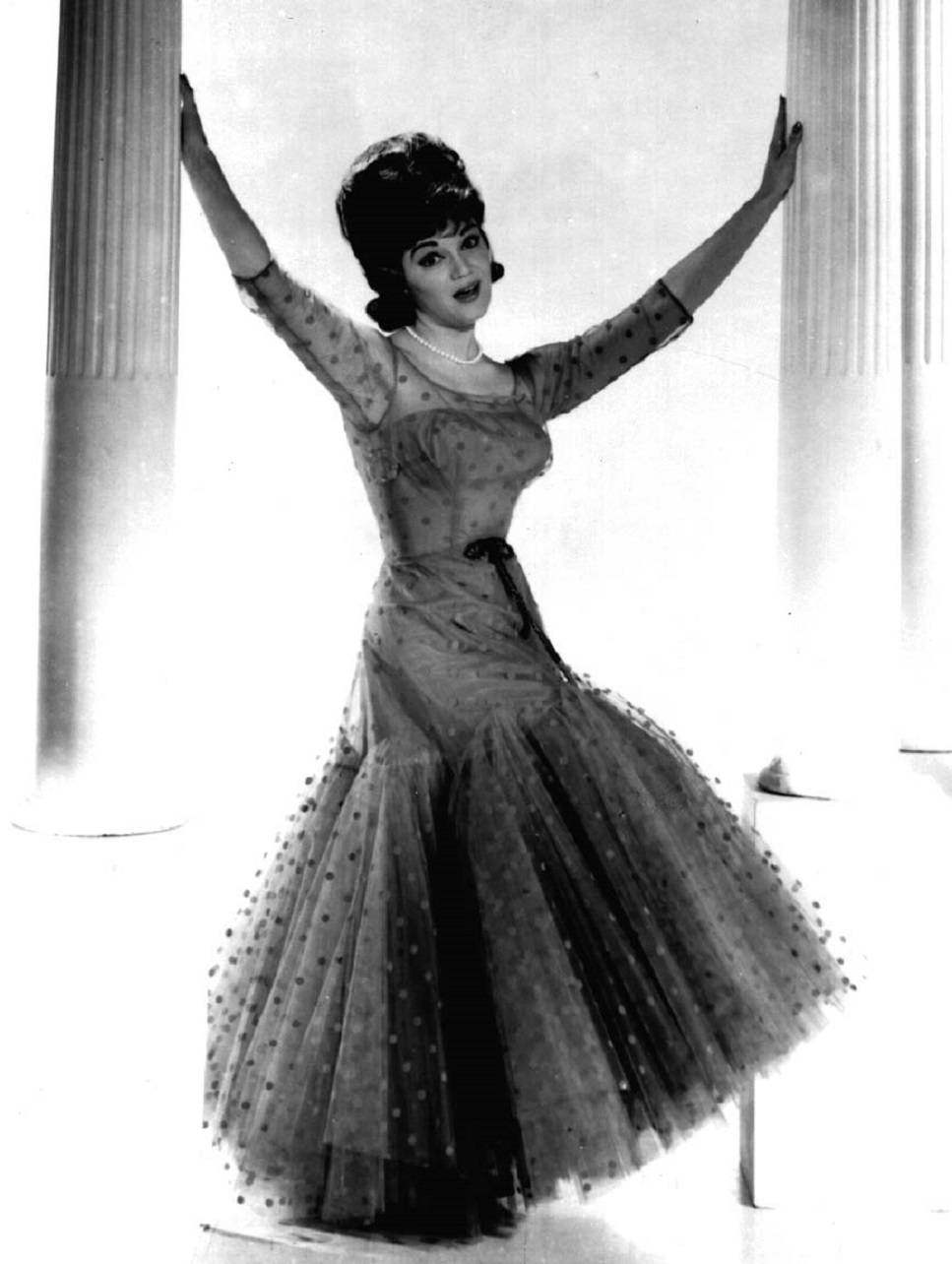 Cantanteestadounidense Connie Francis En El Vestido De Don Loper. Fondo de pantalla
