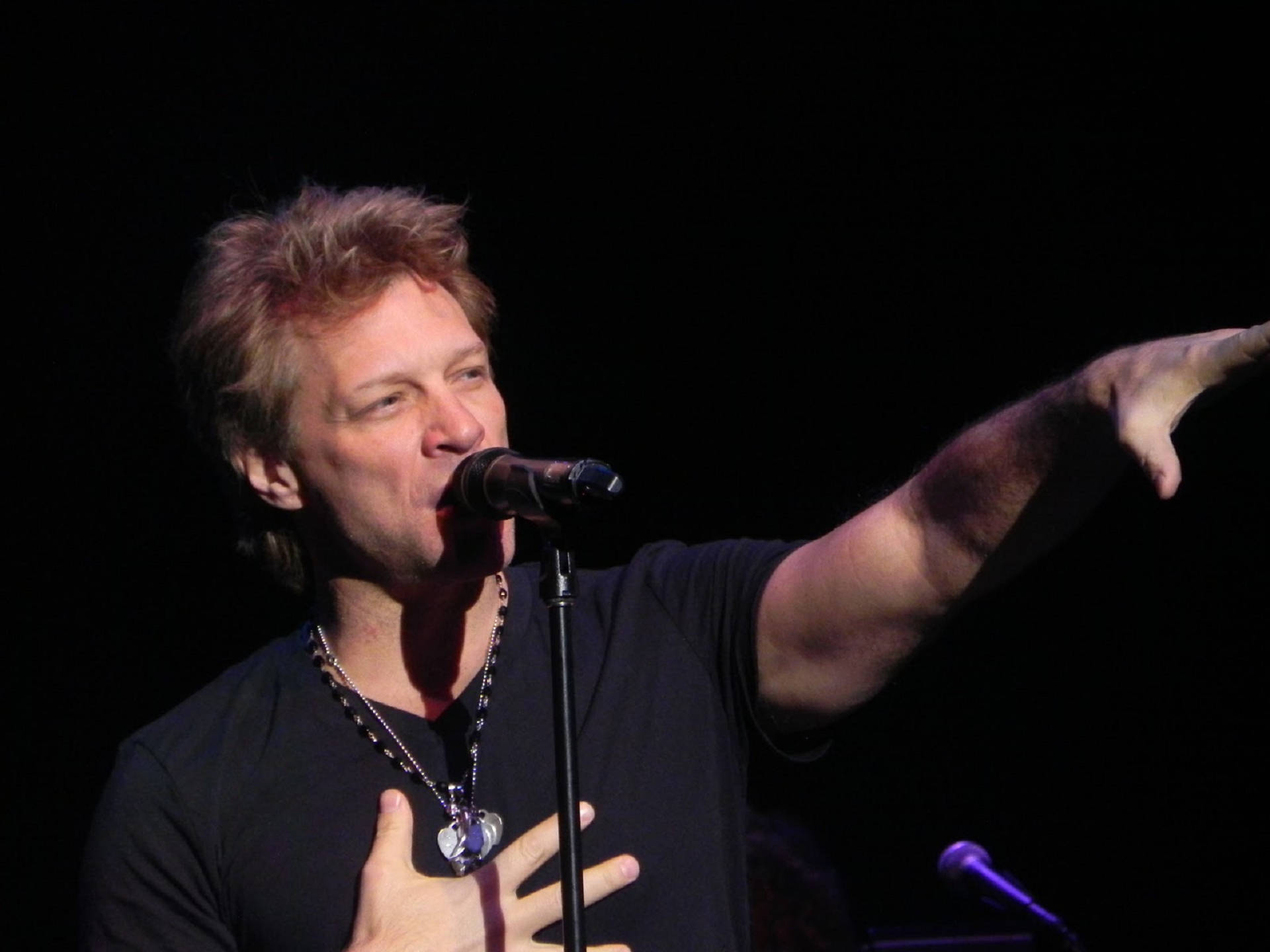 Amerikanischersänger Jon Bon Jovi Konzert In Denver 2013 Wallpaper