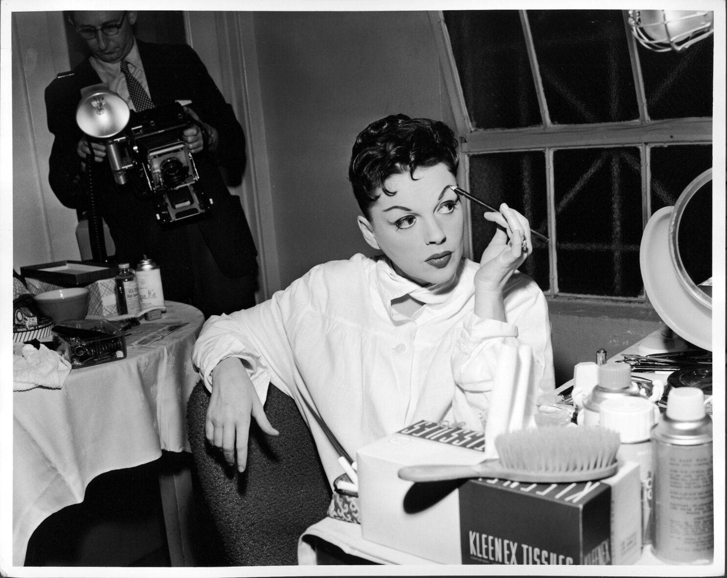 Amerikansk sanger Judy Garland sætter sin makeup Wallpaper
