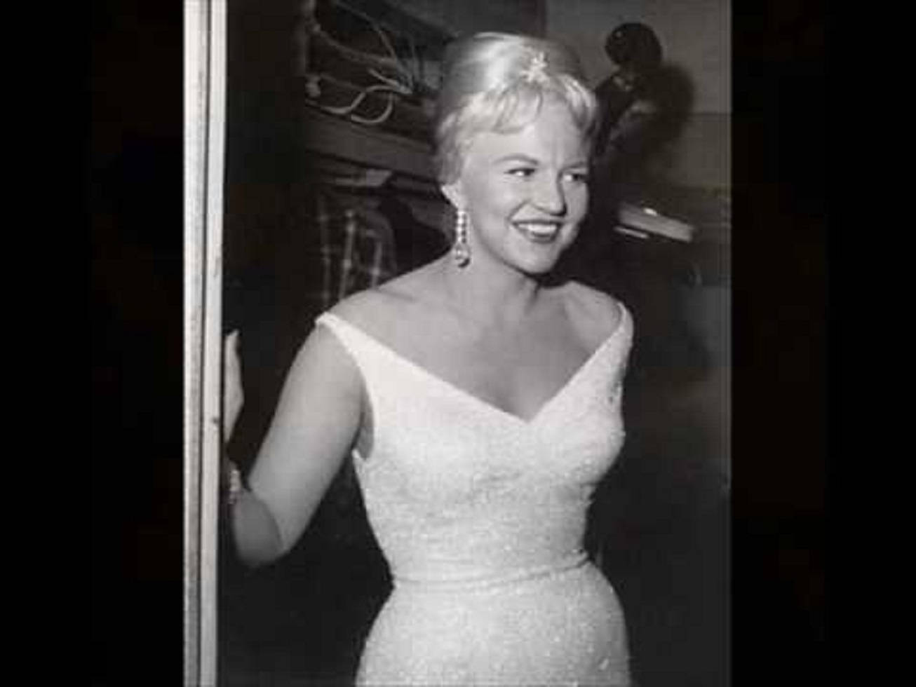 Retratoen Blanco Y Negro De La Cantante Estadounidense Peggy Lee Fondo de pantalla