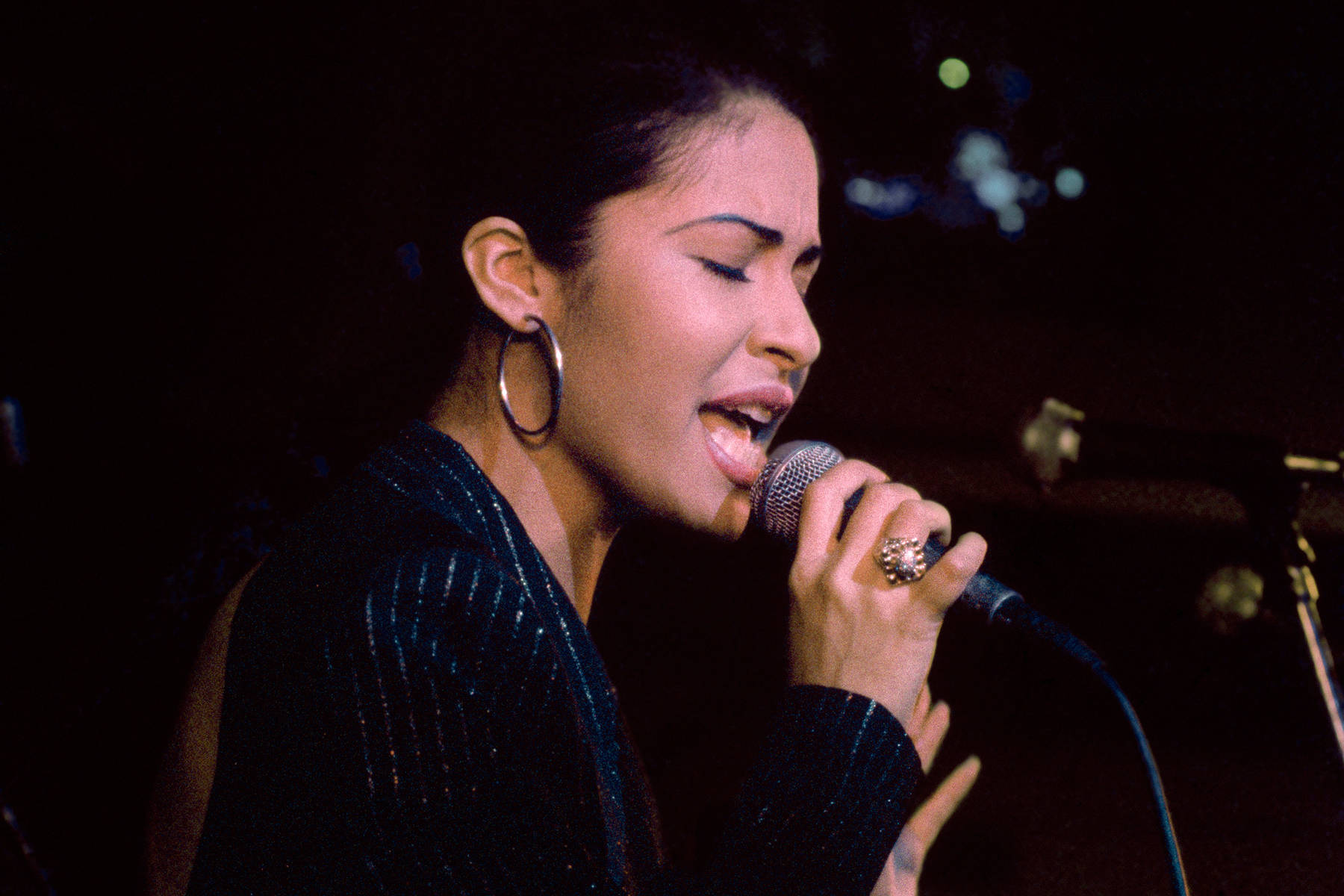 American Singer Selena Quintanilla Wallpaper