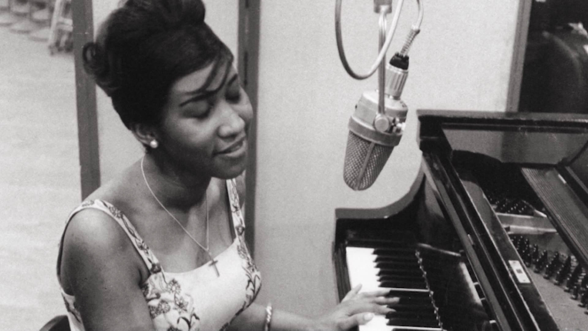 American Singer-Songwriter Aretha Franklin Playing The Piano Wallpaper