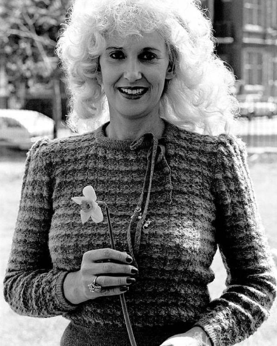 Iconic Country Singer Tammy Wynette Performing in London (1981) Wallpaper