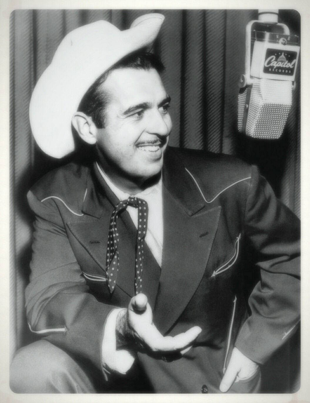 Amerikansksångare Tennessee Ernie Ford I Studiofotografering. Wallpaper