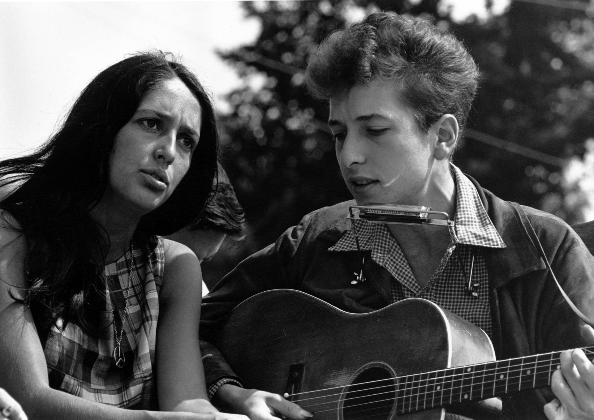 Amerikanischesänger Joan Baez Und Bob Dylan Bei Einem Bürgerrechtsmarsch. Wallpaper