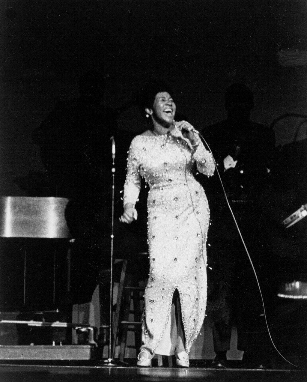 American Songwriter Aretha Franklin Singing Wallpaper