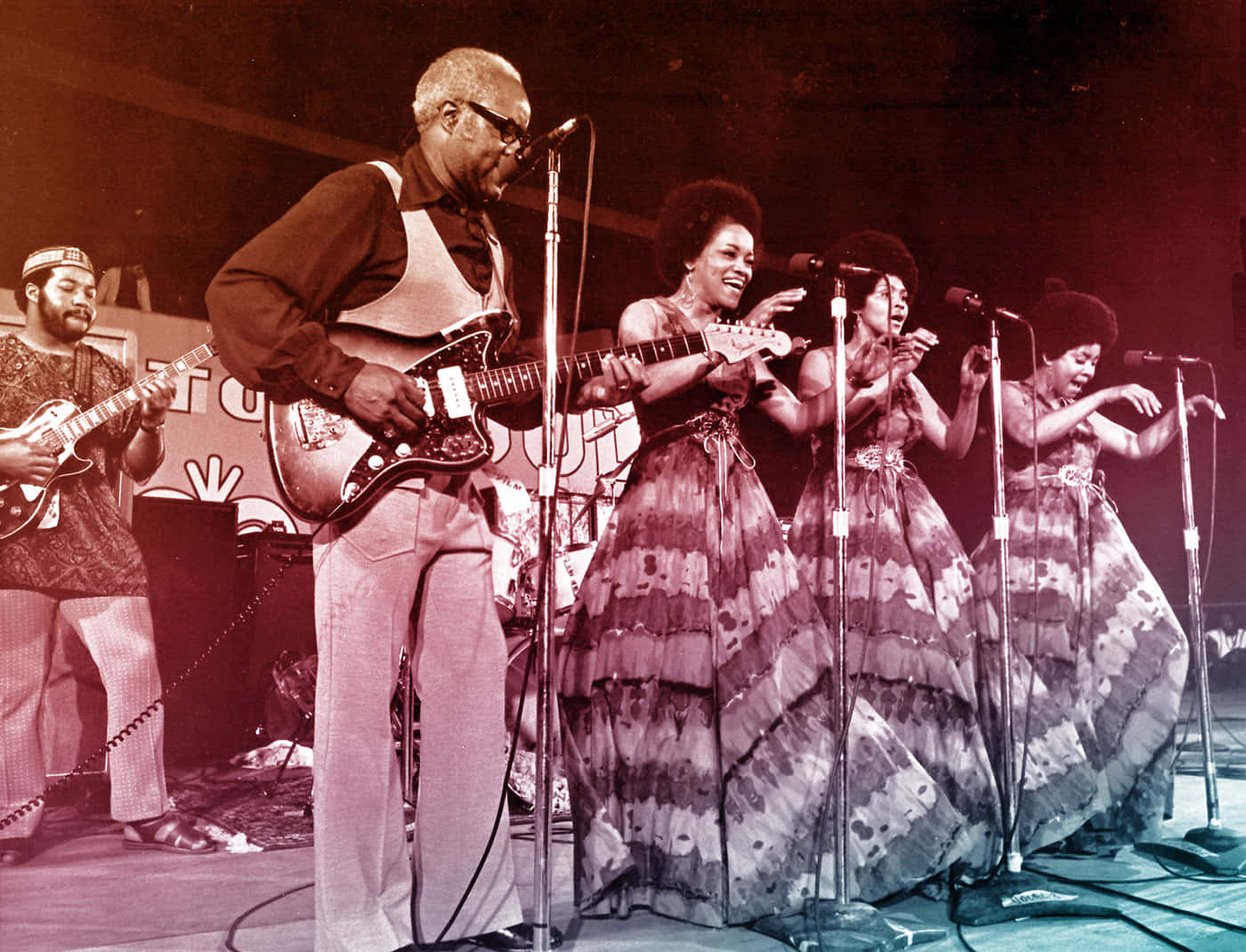 Actuaciónde Los American Staple Singers En Ghana En 1971 Fondo de pantalla
