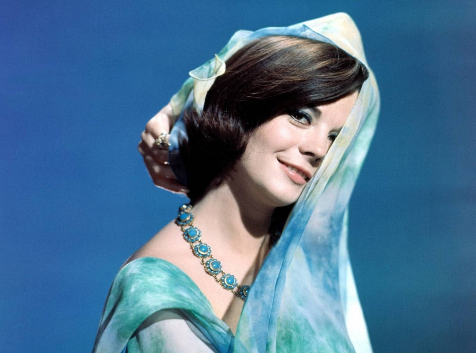 Amerikansk stjerne Natalie Wood I Blå Wallpaper