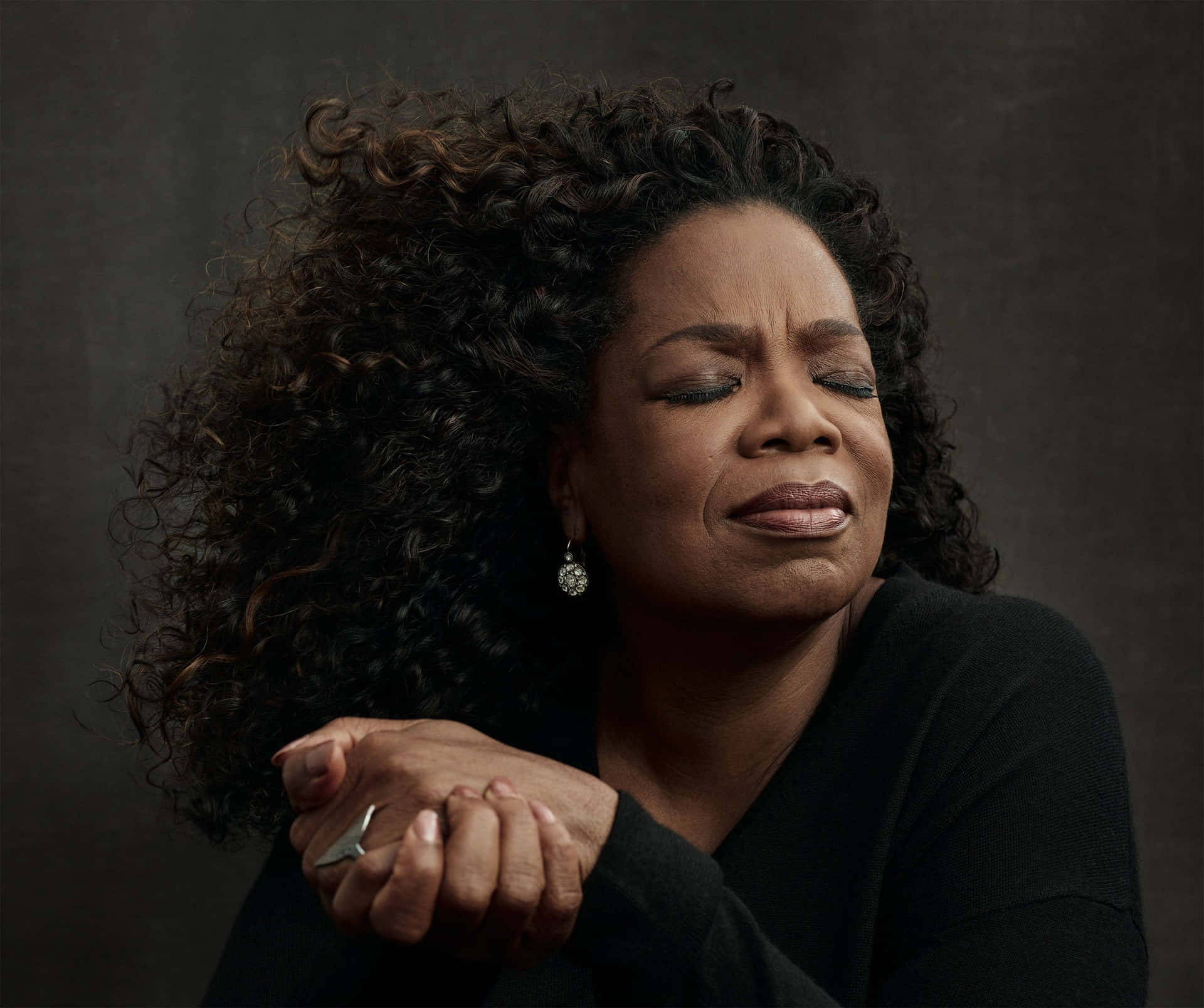 American Talk Show Woman Praying Oprah Winfrey Wallpaper