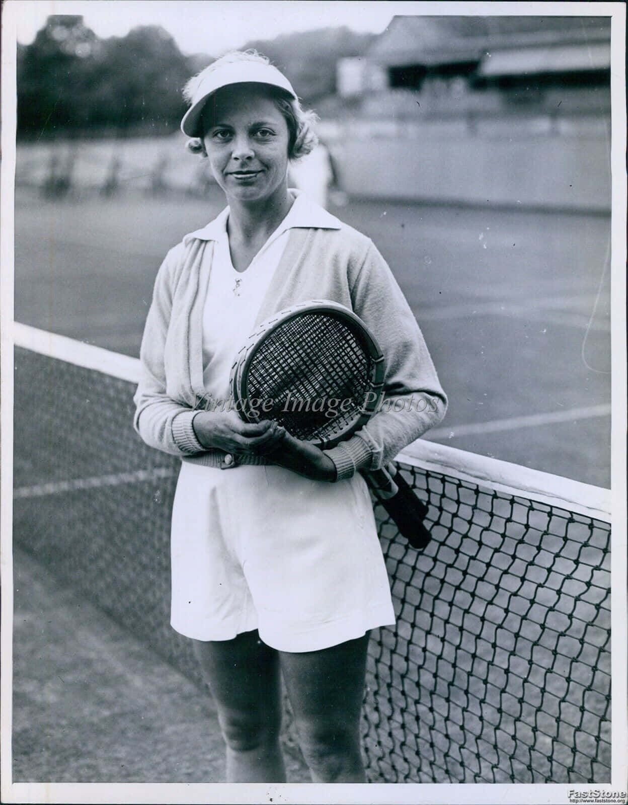 Jugadorade Tenis Estadounidense Alice Marble En La Cancha. Fondo de pantalla
