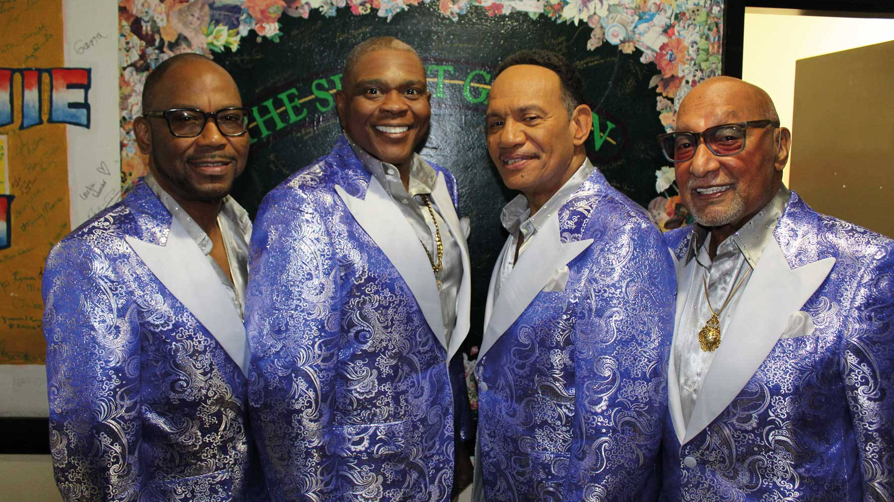 Amerikansk Vokal Kvartet Motown Legender Fire toppe Simuleret Tapet. Wallpaper