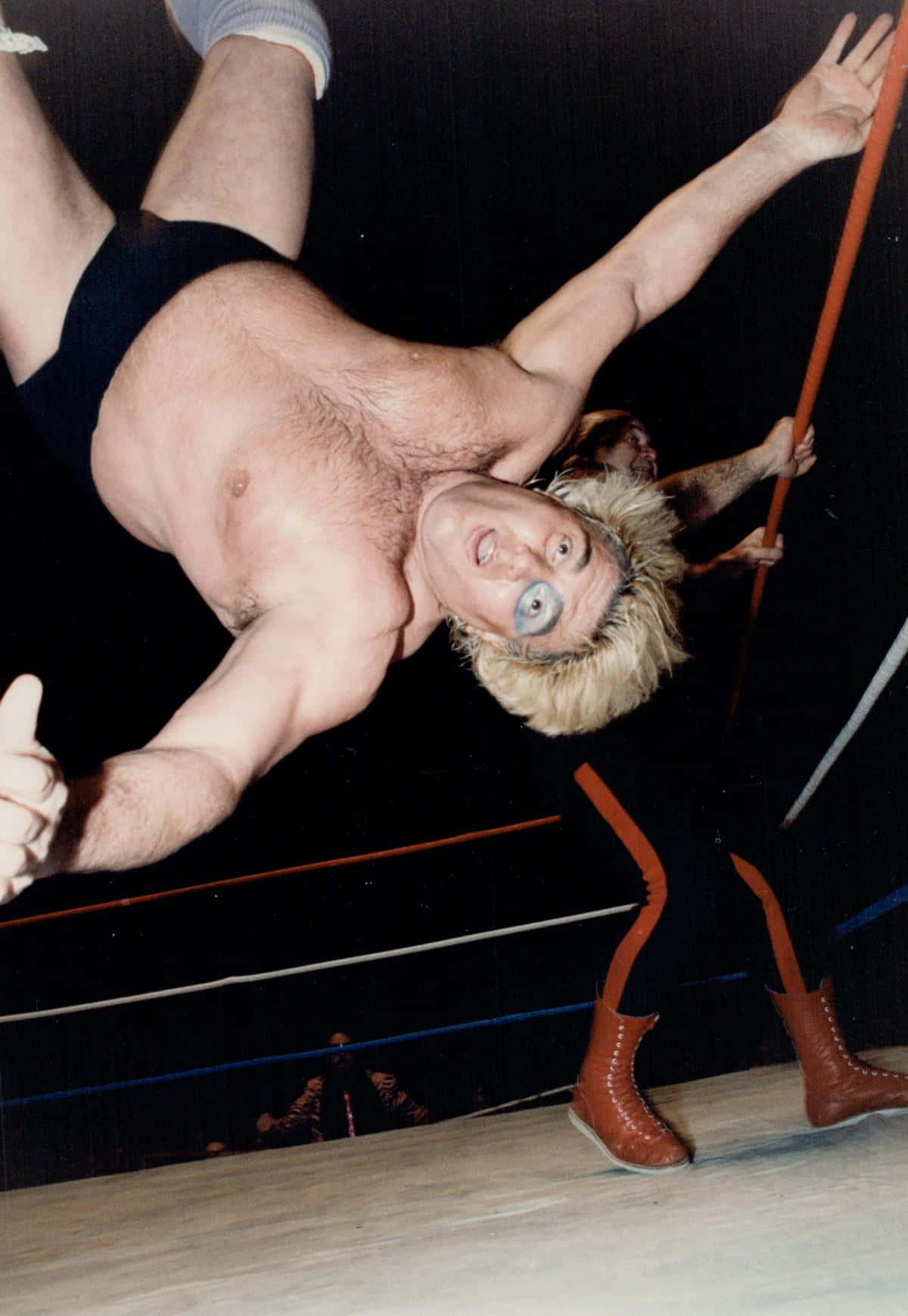 Lottatoredi Wrestling Professionista Americano Adrian Adonis Esegue Brillantemente Una Mossa Acrobatica Aerea. Sfondo
