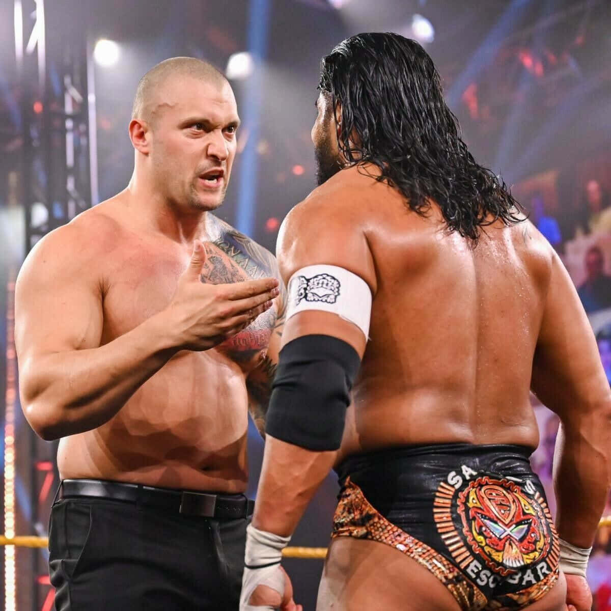 Amerikansk Wrestler Killer Kross mod Santos Escobar i WWE NXT. Wallpaper