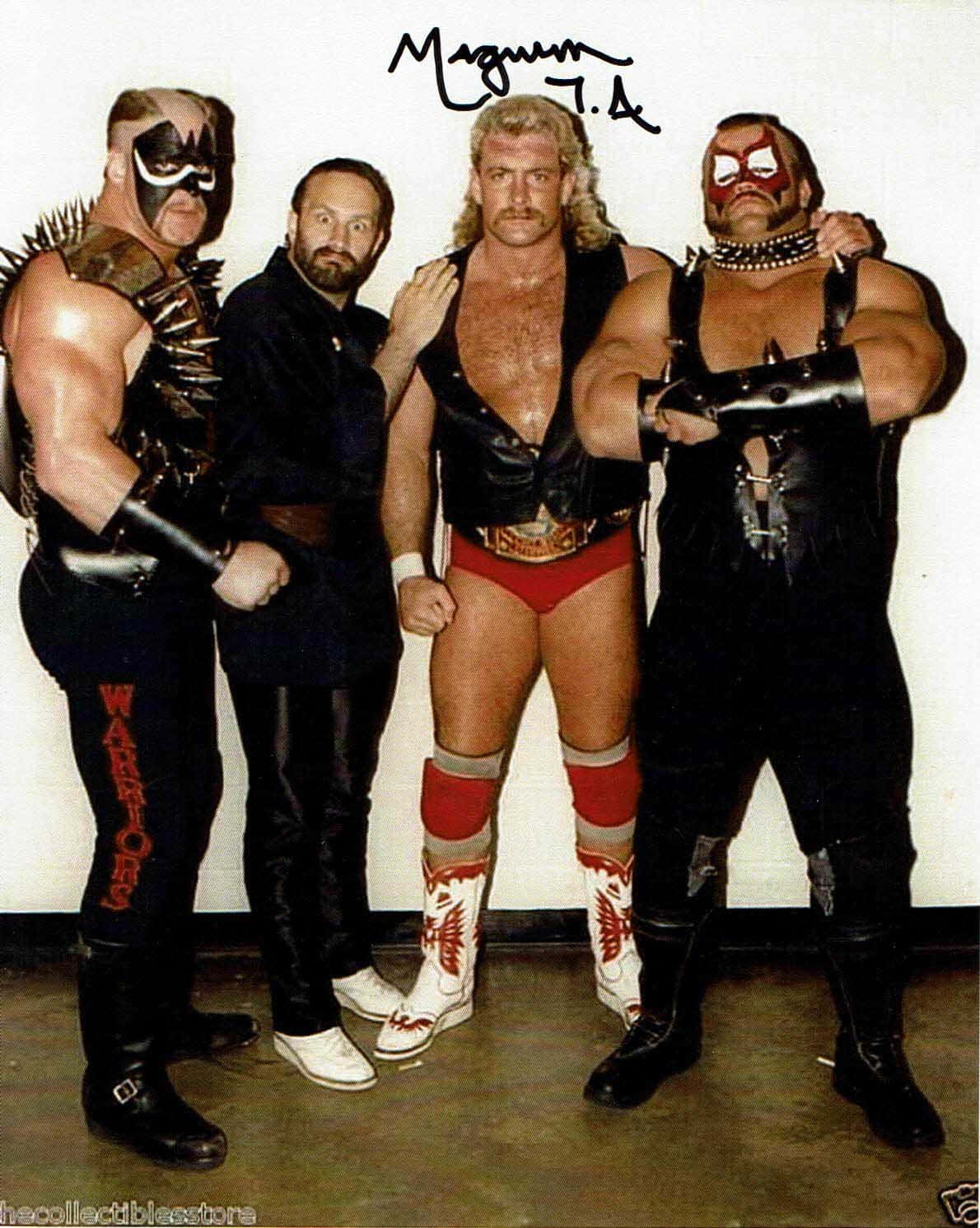 Amerikansk Wrestler Magnum TA og The Road Warriors underskrevet portræt. Wallpaper