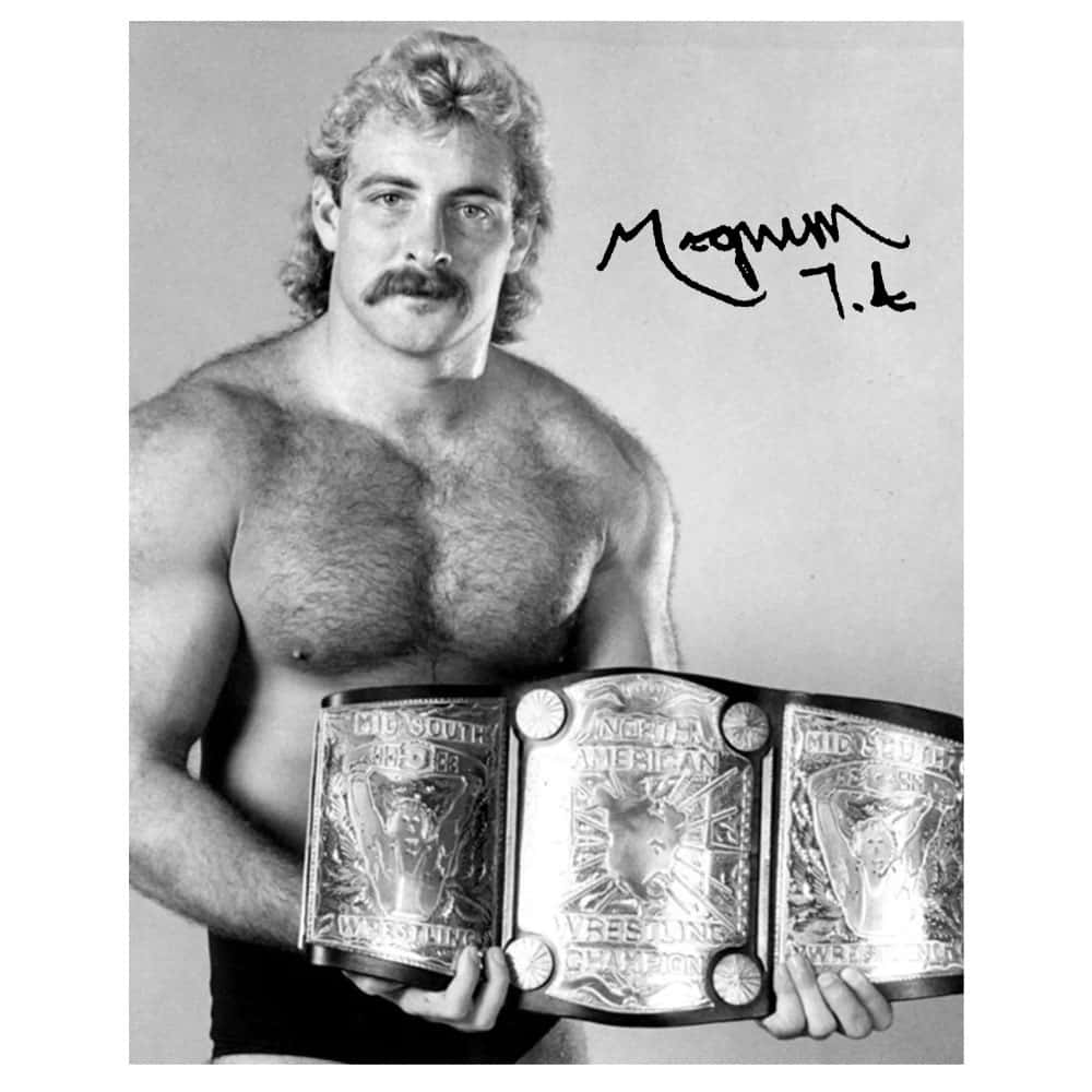 Amerikansk wrestler Magnum TA Gråskala Autograferet Portræt Wallpaper