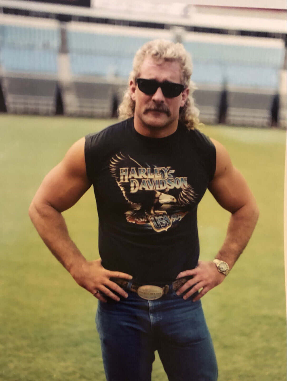 Amerikansk wrestler Magnum TA iført Harley Davidson skjorte og cowboystøvler Wallpaper