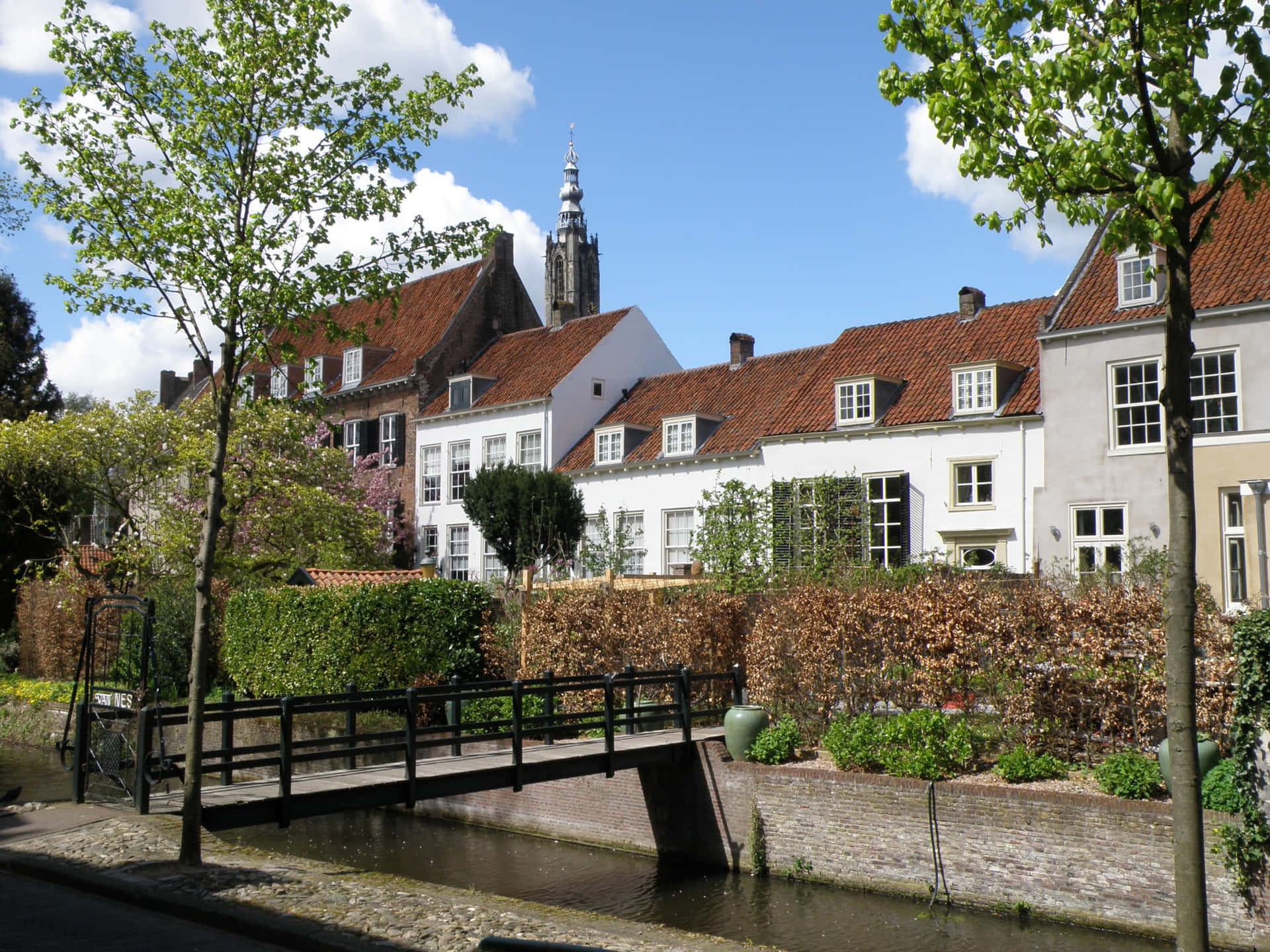 Pemandangan Kanal Amersfoort Dengan Menara Gereja Wallpaper