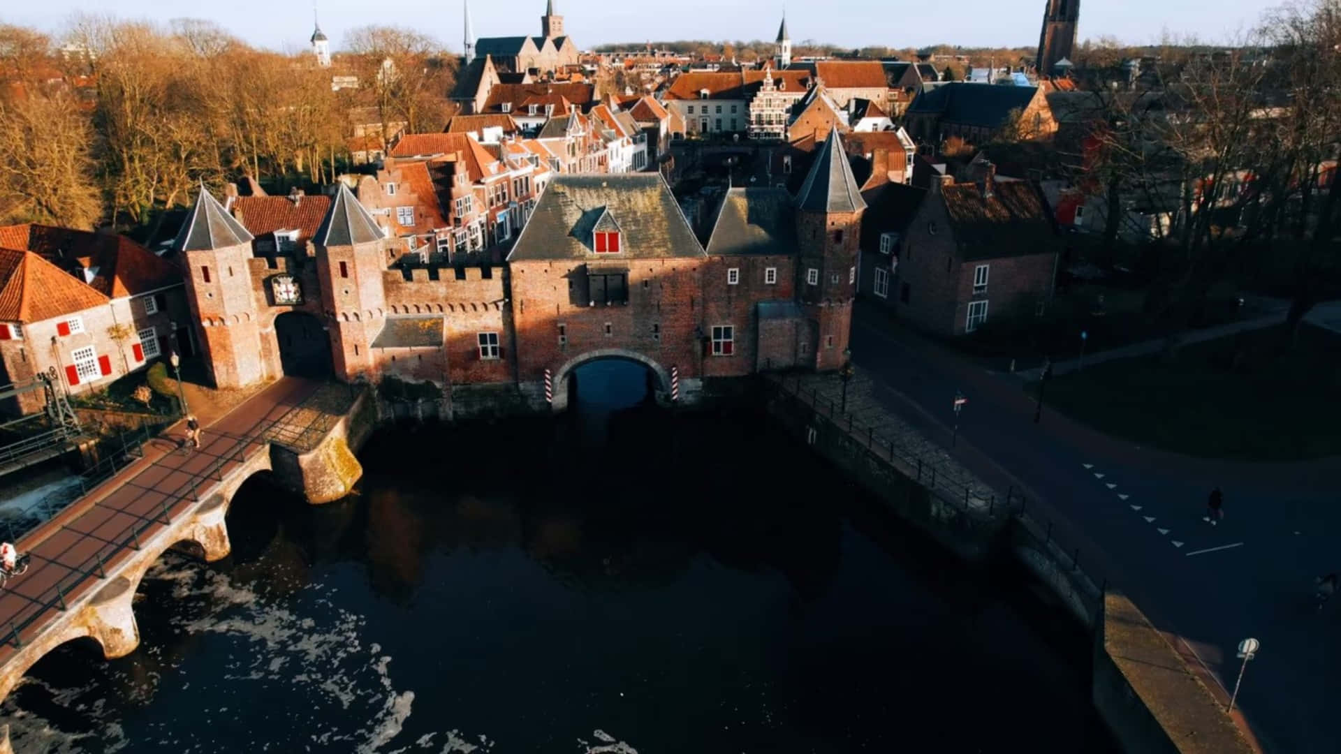 Pemandangan Udara Gerbang Koppelpoort Bersejarah Amersfoort Wallpaper