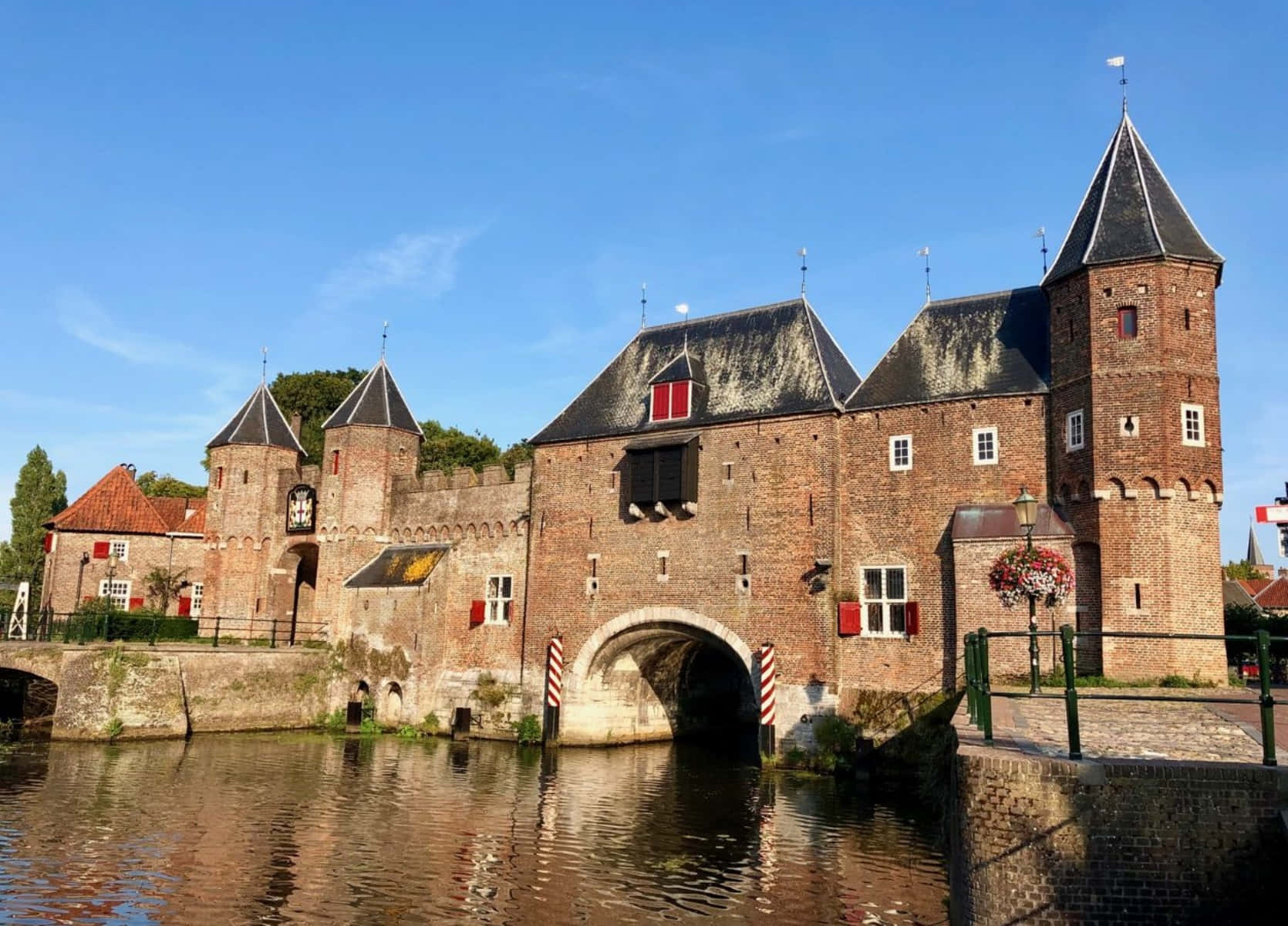 Porte Médiévale Koppelpoort D'amersfoort Fond d'écran