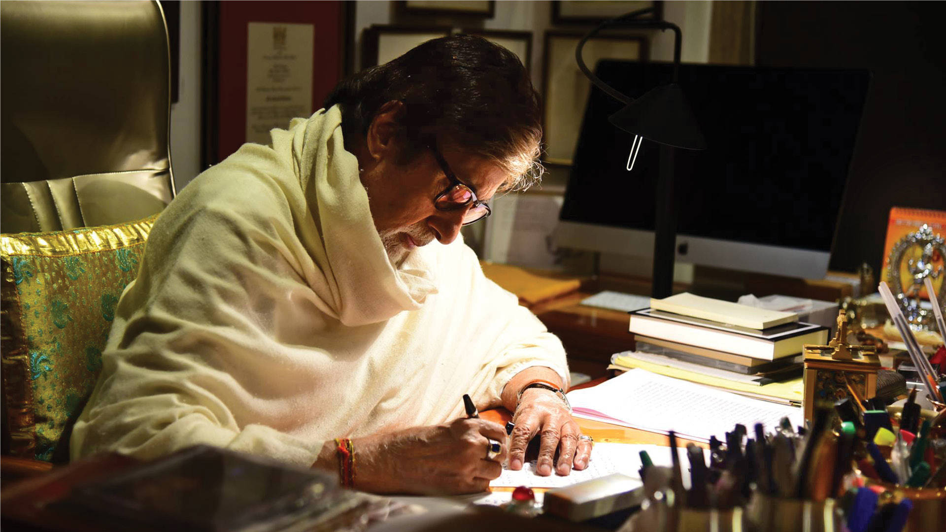 Amitabh Bachchan Writes Wallpaper