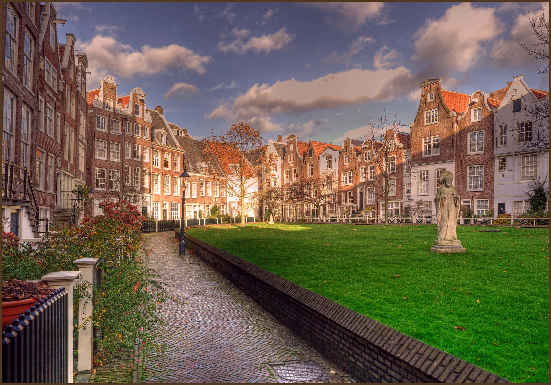 Amsterdam Begijnhof Sunny Autumn Day Wallpaper