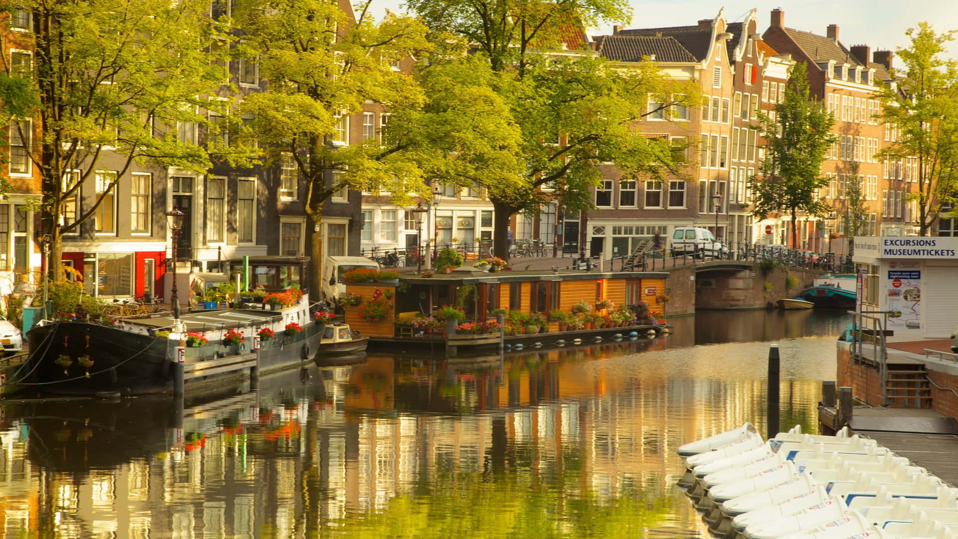 Amsterdam Canal Housesand Boats Wallpaper