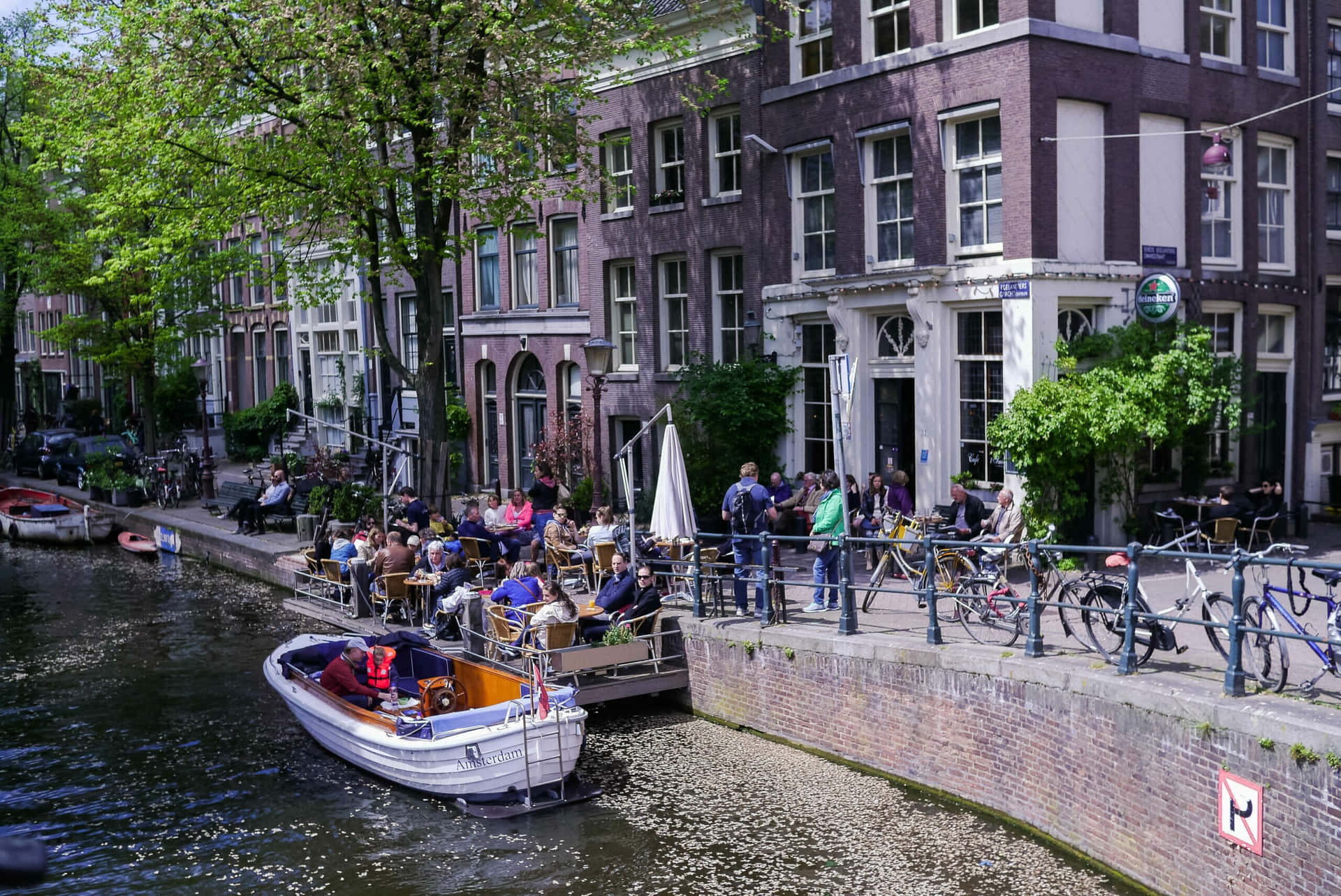 Enjoy the beauty of Amsterdam during Spring! Wallpaper