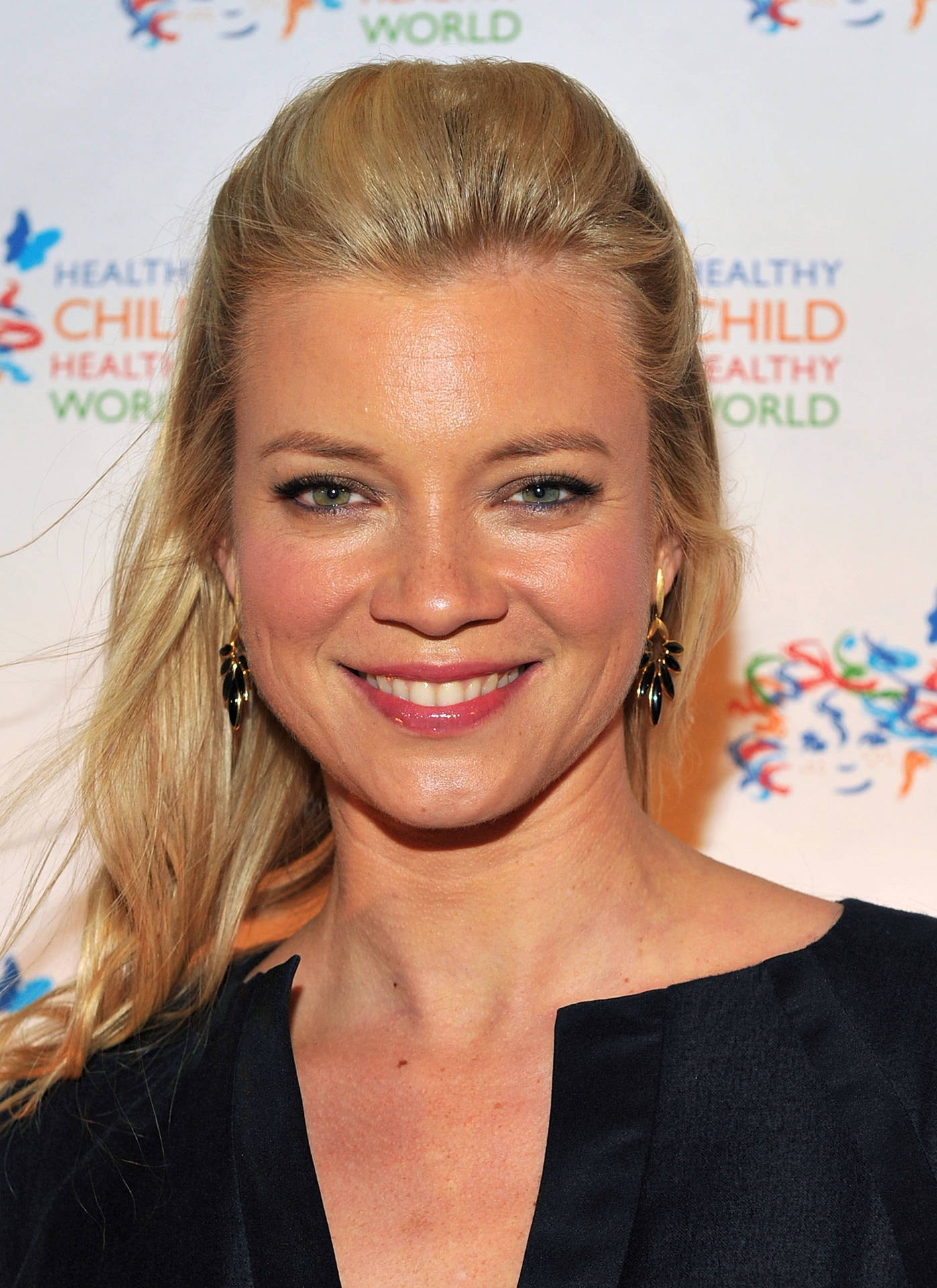 Amy Smart promoting Healthy Child, Healthy World Wallpaper