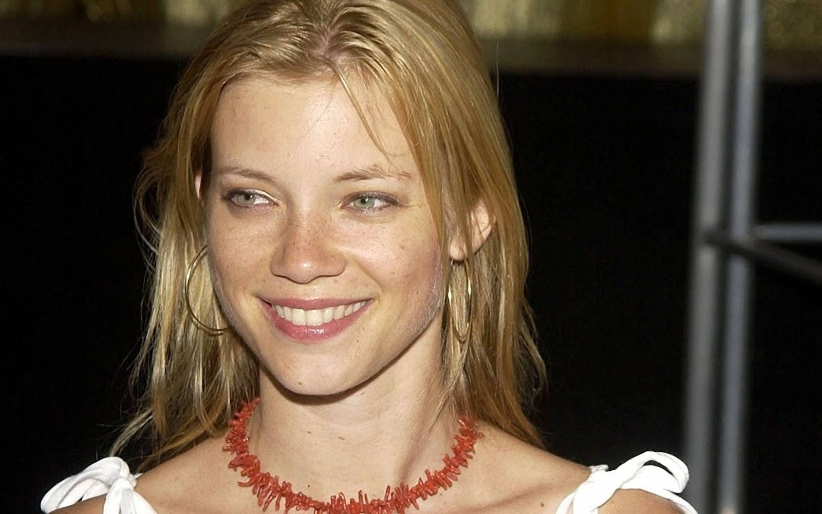 Amy Smart Young Wallpaper