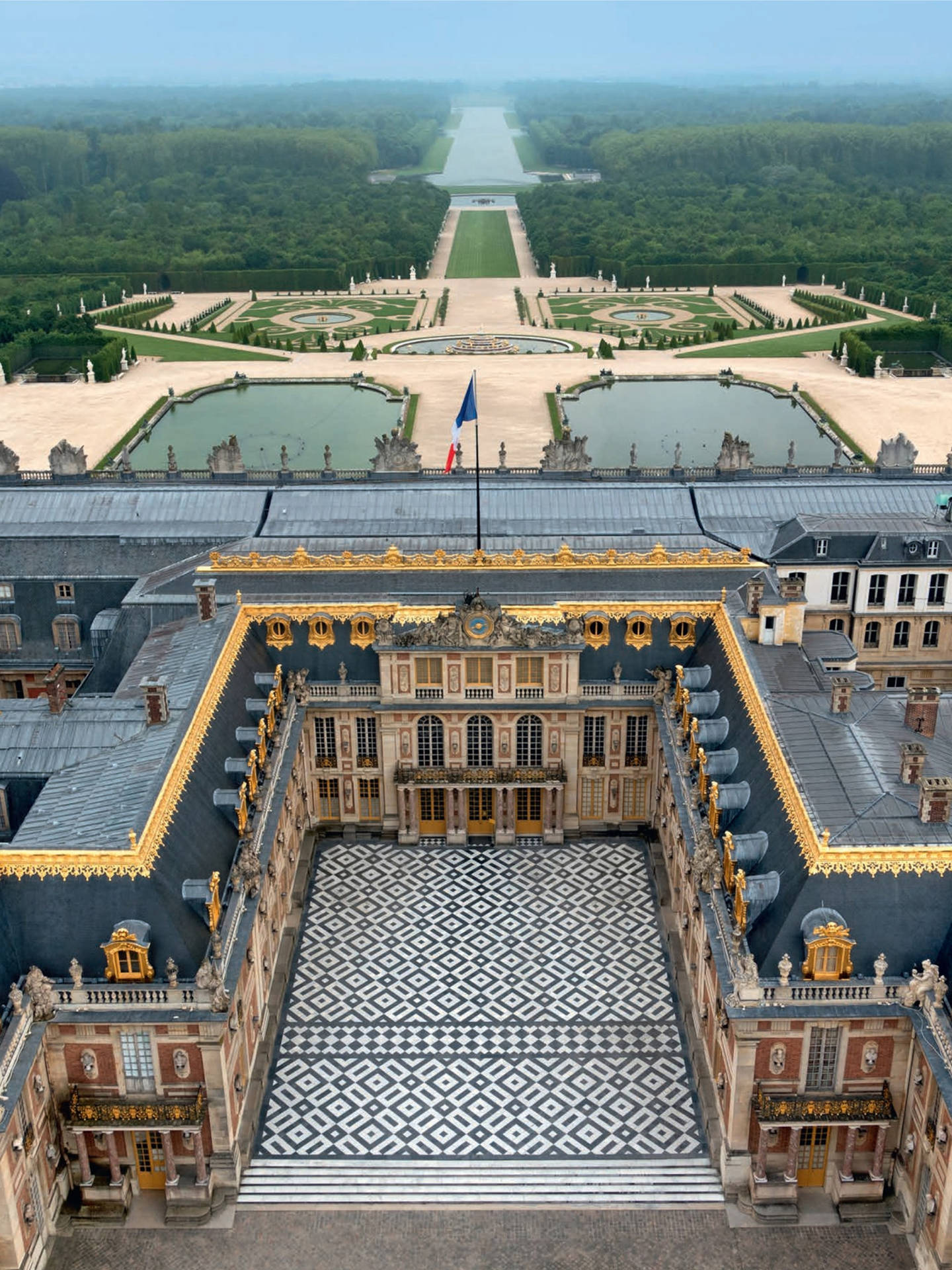 En luftfoto af Slot Versailles' gårdhave Wallpaper