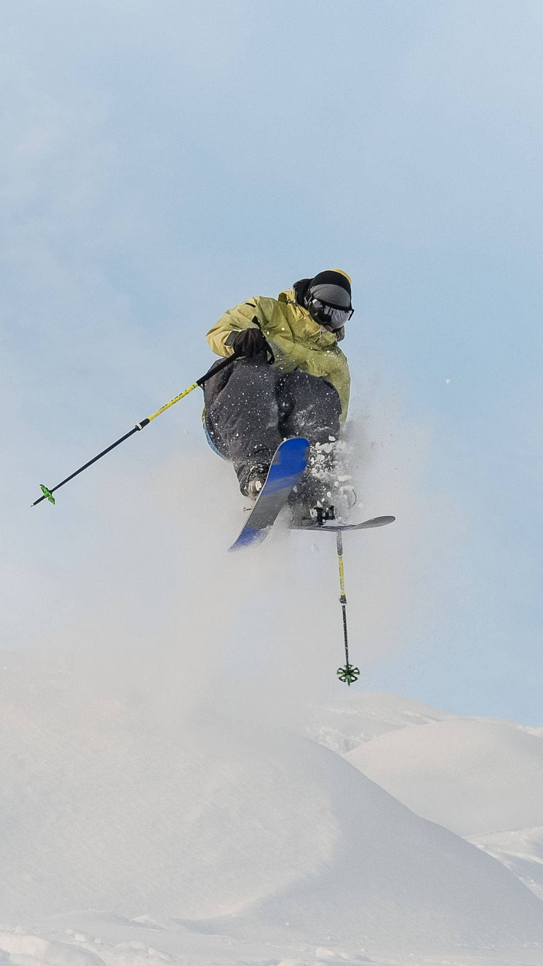 Unretrato Increíble De Un Esquiador Haciendo Raquetas De Nieve. Fondo de pantalla