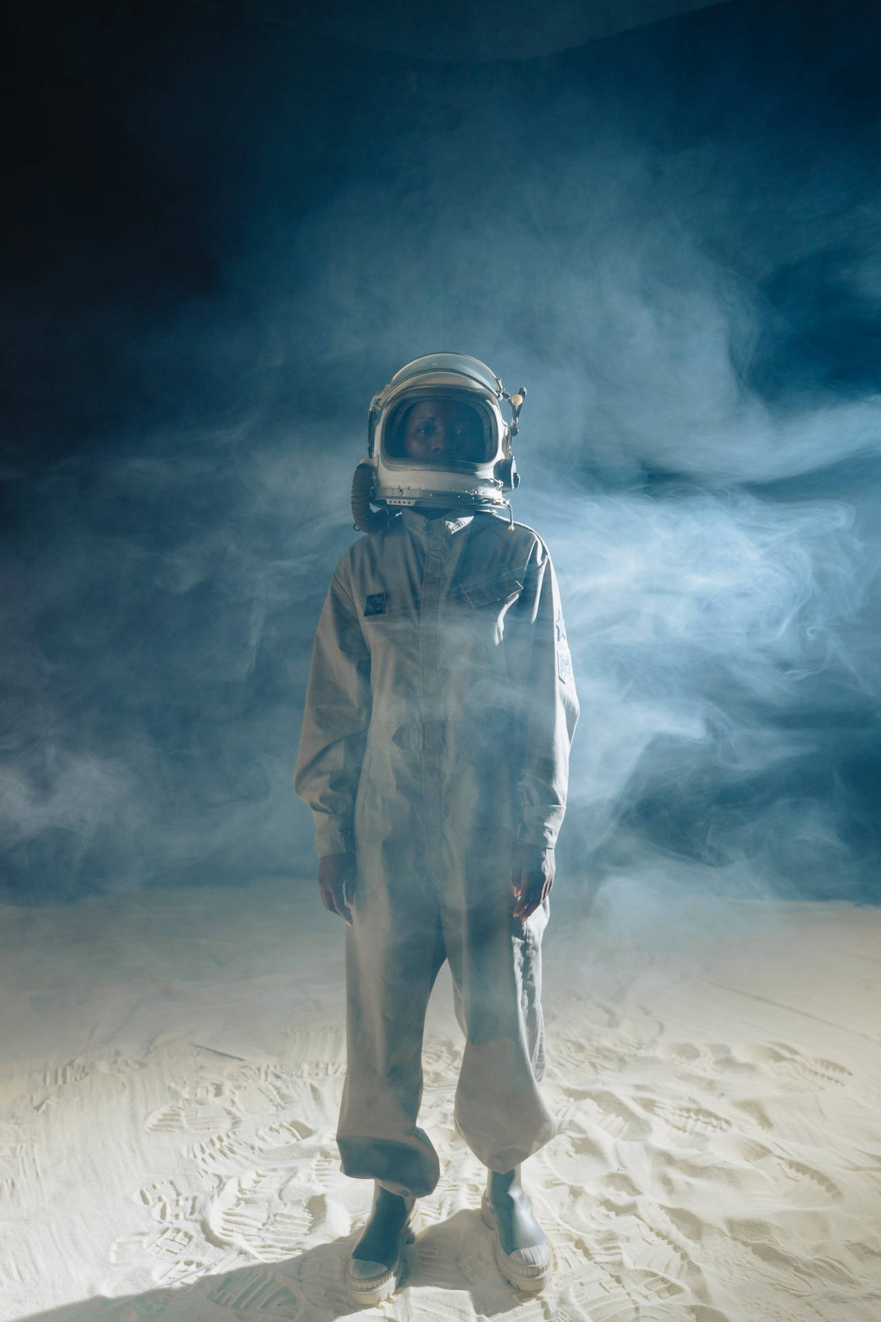 En astronaut i rummet står stadig Wallpaper