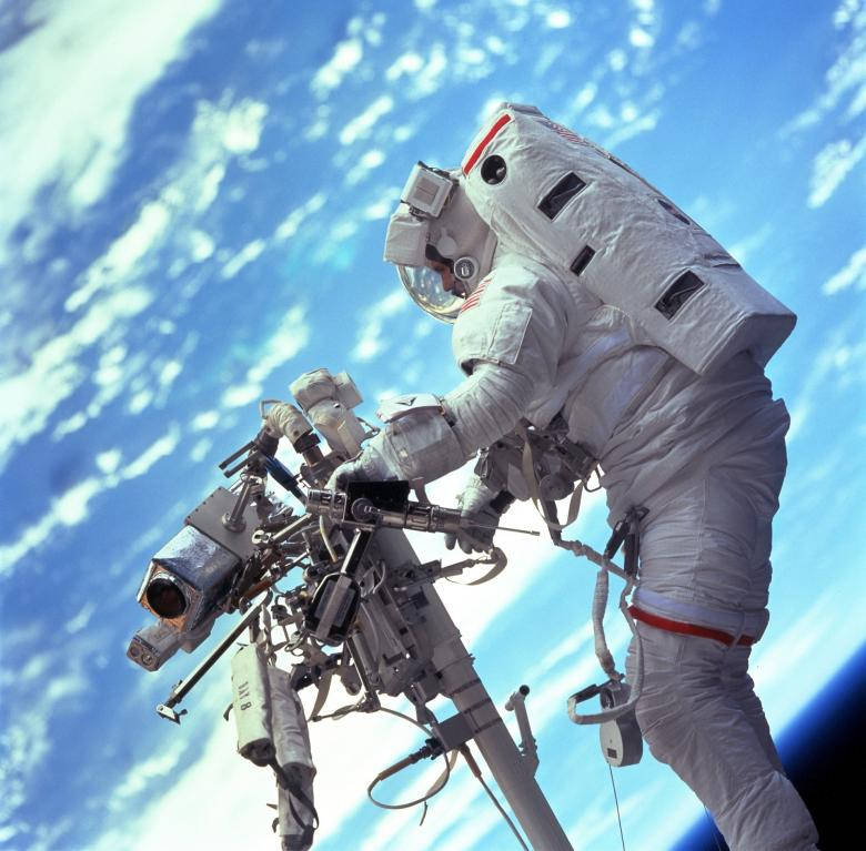 En astronaut i rummet arbejder hårdt Wallpaper