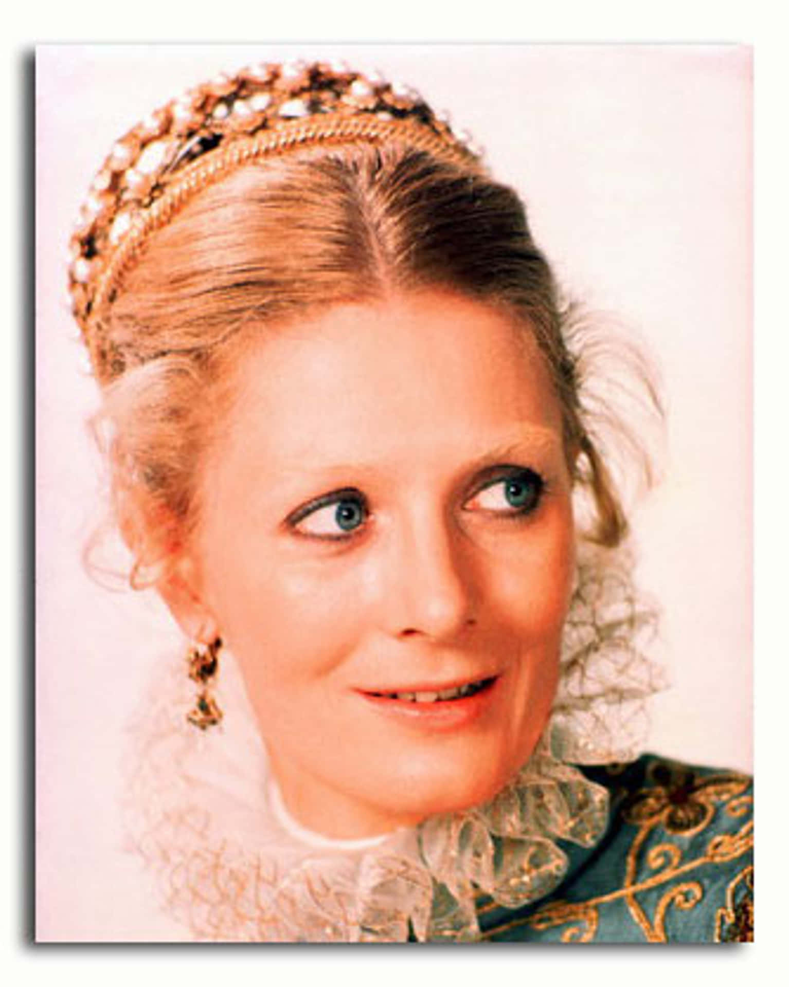 An Elegant Vanessa Redgrave In Classic Portrait Wallpaper