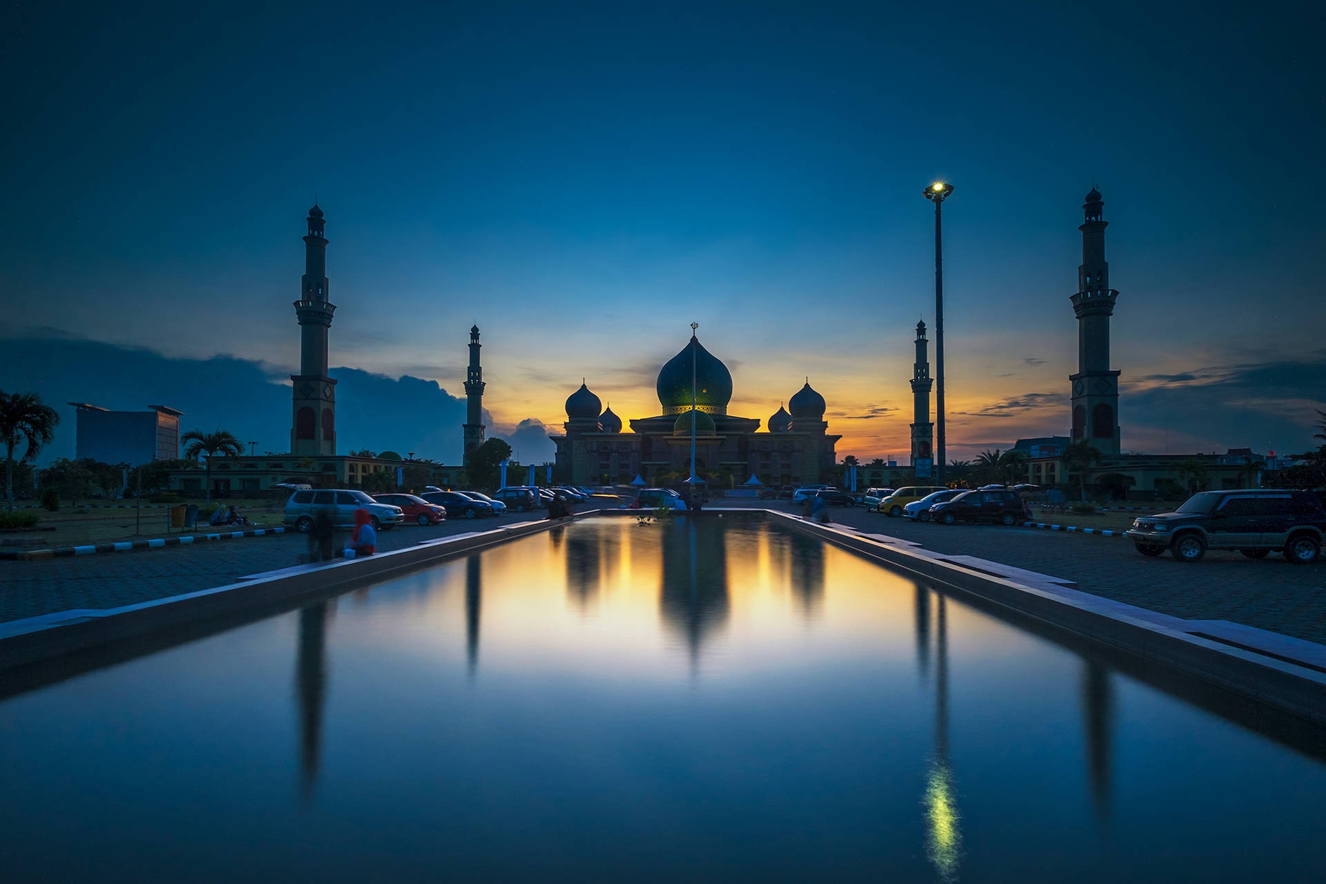 Breathtaking view of An-Nur Great Mosque, a beautiful architectural marvel in Indonesia. Wallpaper