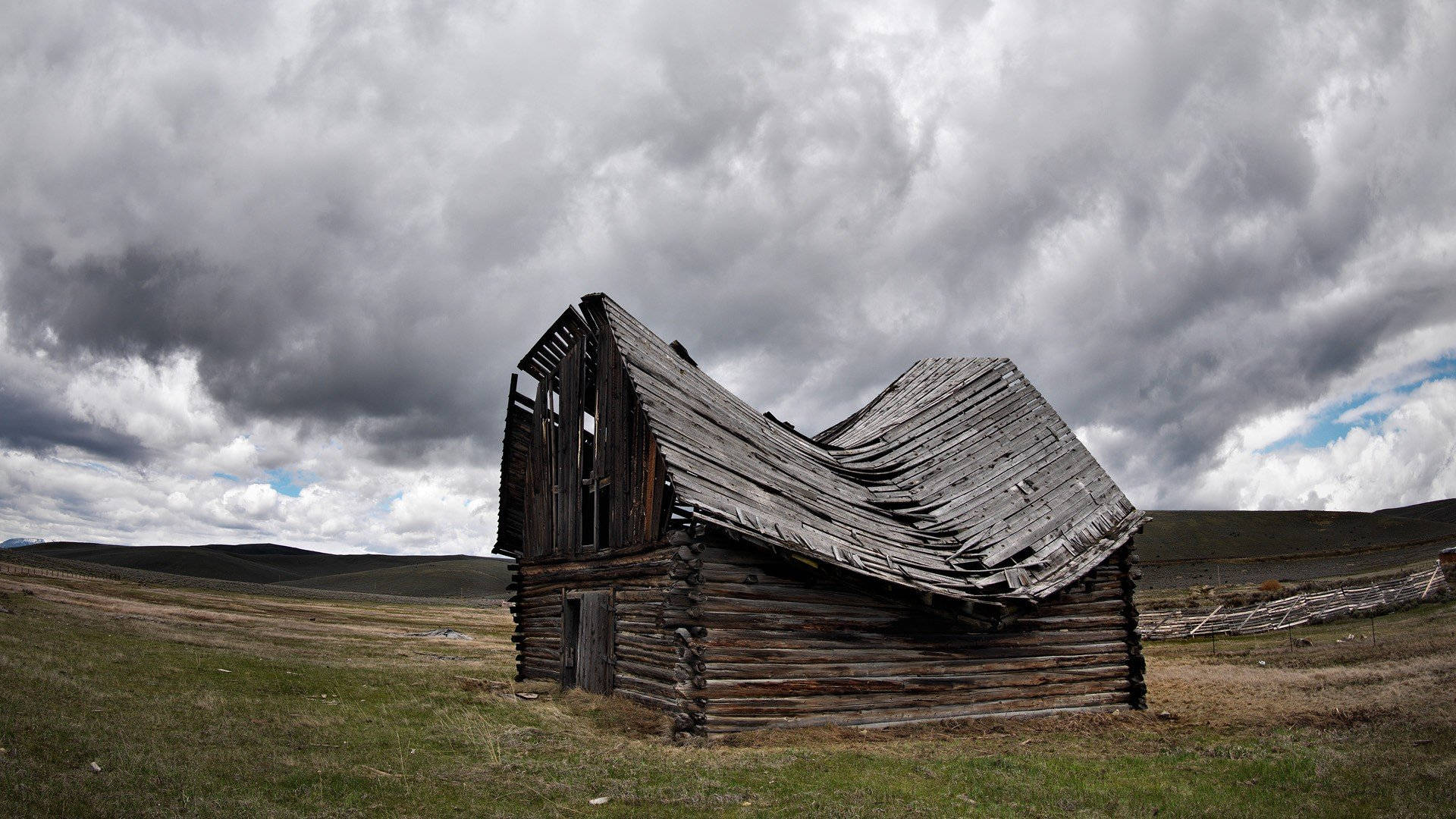 An Old Barn In The Middle Of Idaho's Grassland Wallpaper