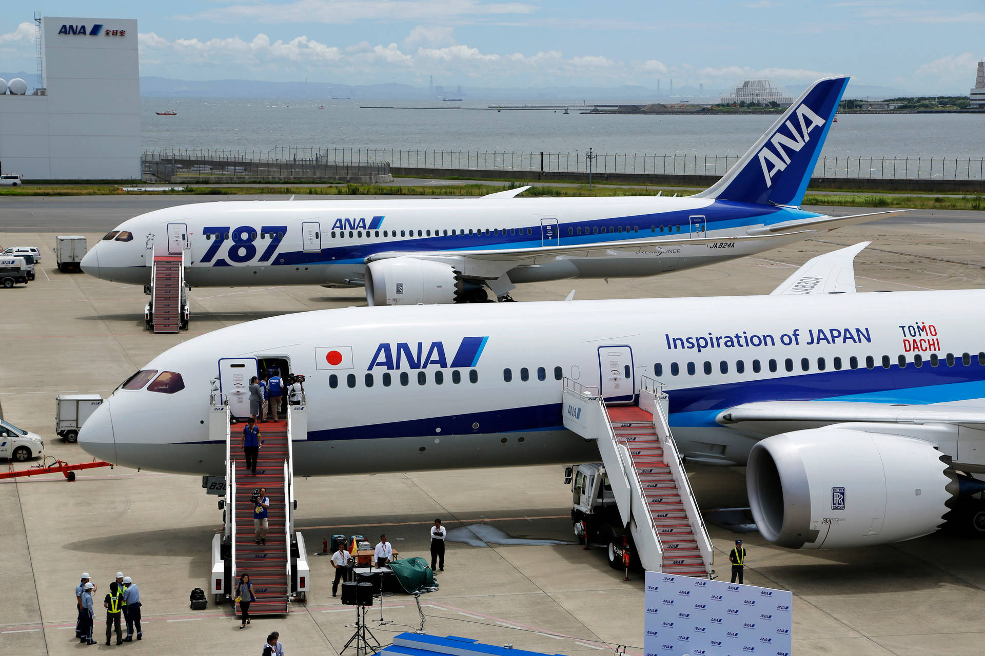Ana Plane Unloading Passengers Picture