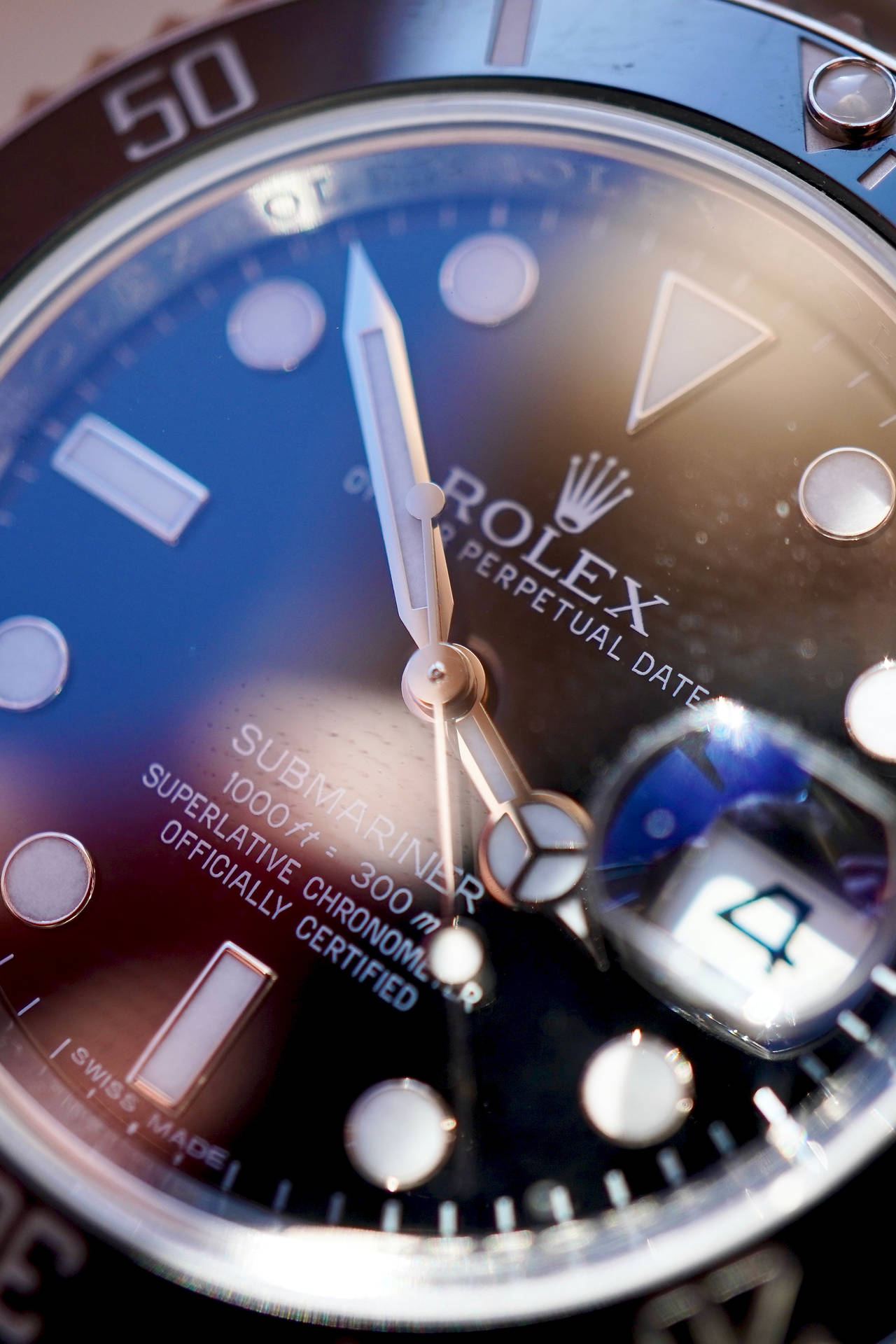 Relojanalógico Con Logo De Rolex En Color Plateado. Fondo de pantalla