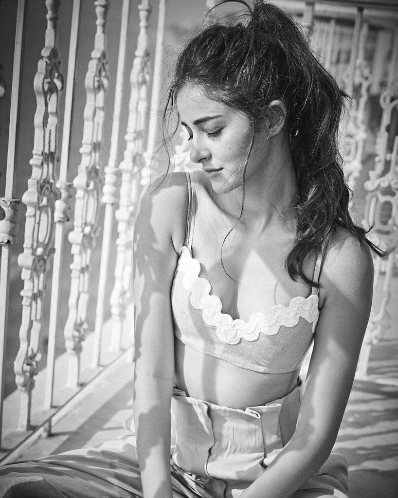 Ananya pandey hot twitter