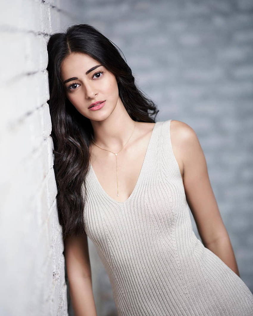 Download Ananya Pandey Leaning On Wall Wallpaper 
