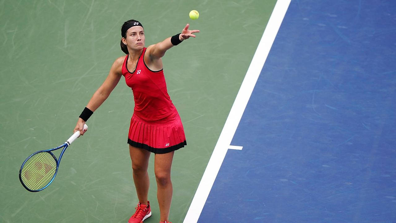 Anastasijasevastova Perfezionando Il Lancio Della Palla Nel Tennis. Sfondo