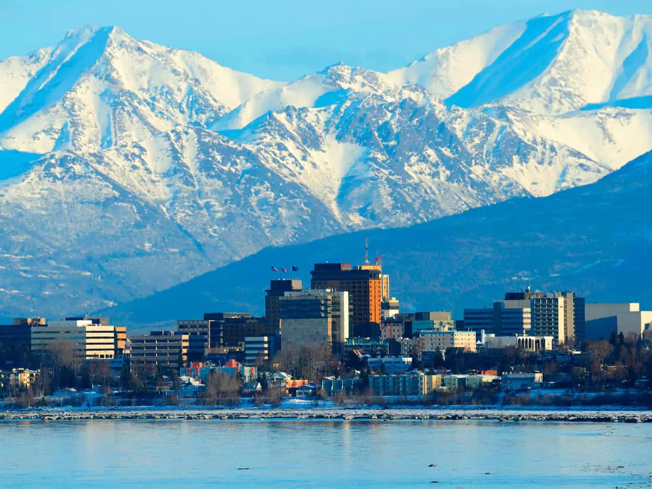 Imagende Montaña Nevada Y Ciudad De Anchorage, Alaska