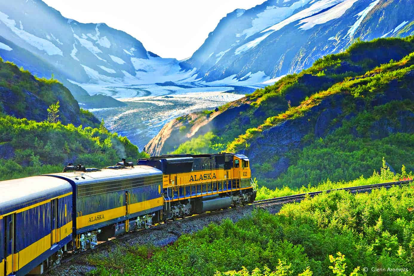 Immaginedi Anchorage, Alaska Con Il Treno E Le Montagne.