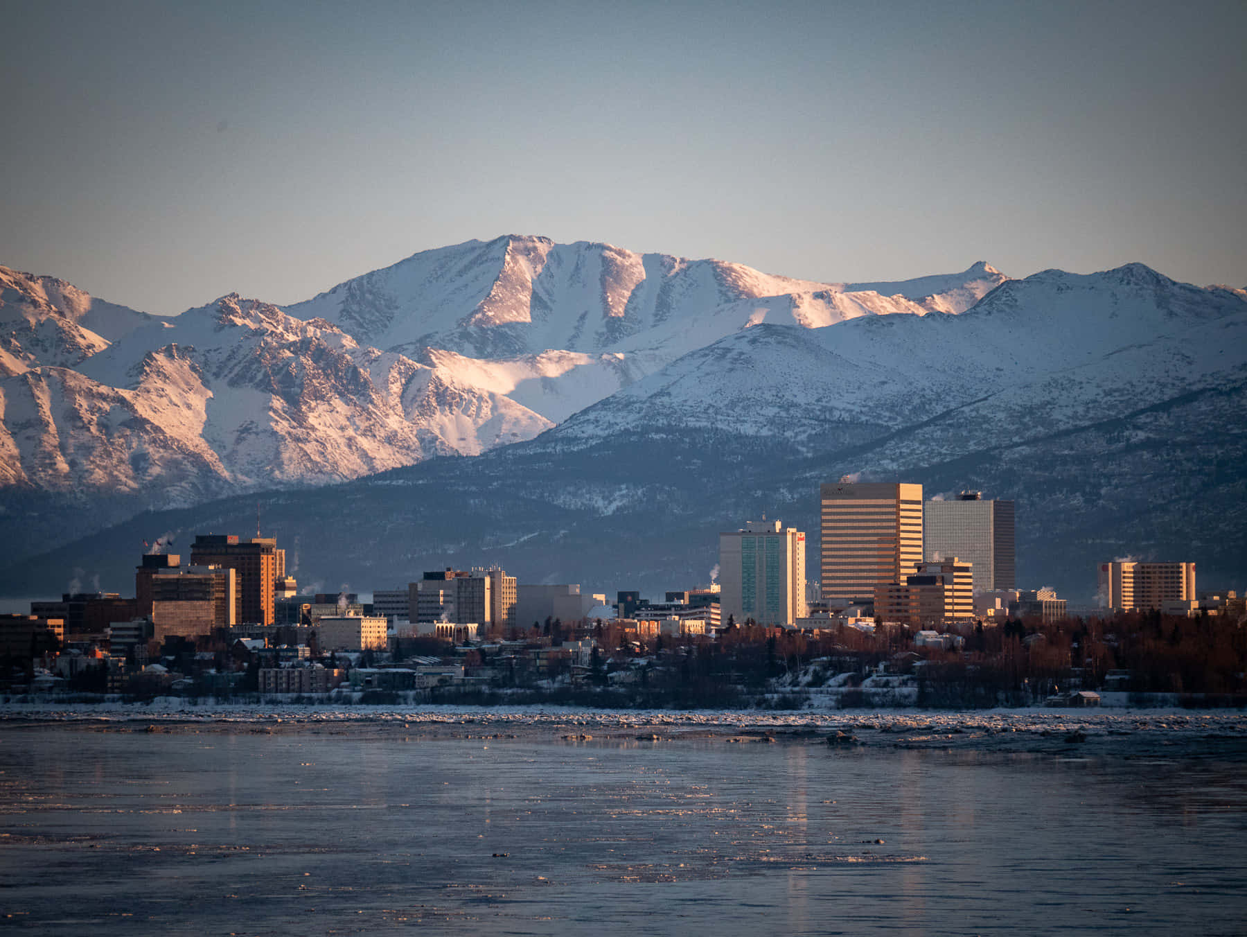 Imagende La Ciudad De Anchorage, Alaska En Las Montañas Nevadas.