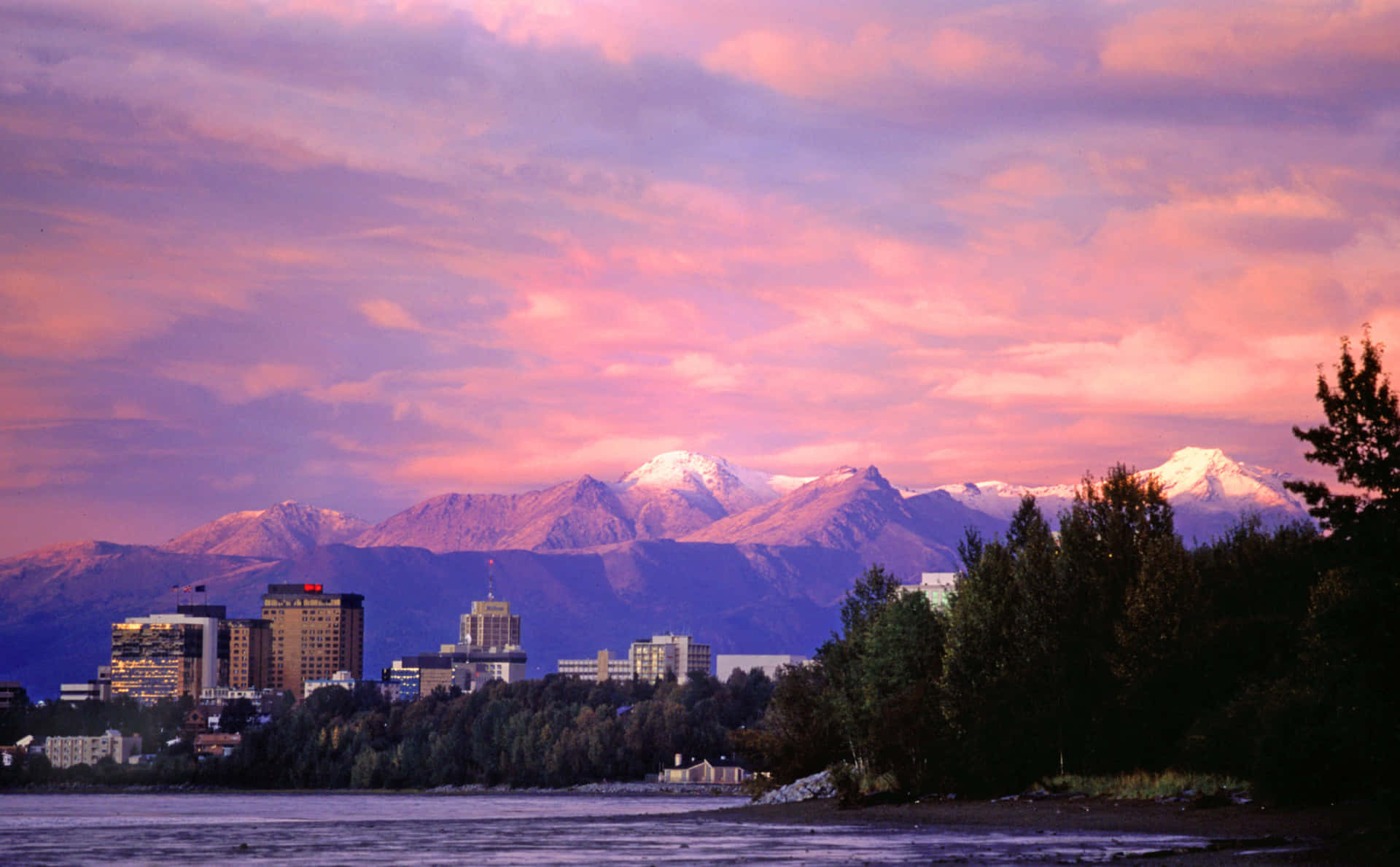 Imagende La Ciudad De Anchorage, Alaska, Con Un Cielo Púrpura.