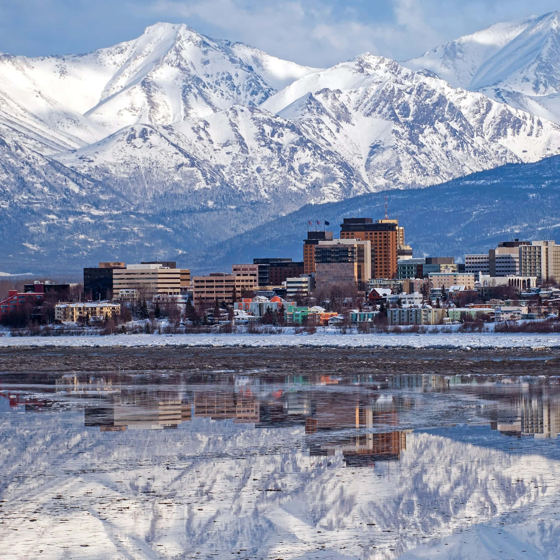 Immaginedella Città Di Anchorage In Alaska E Delle Montagne Innevate.