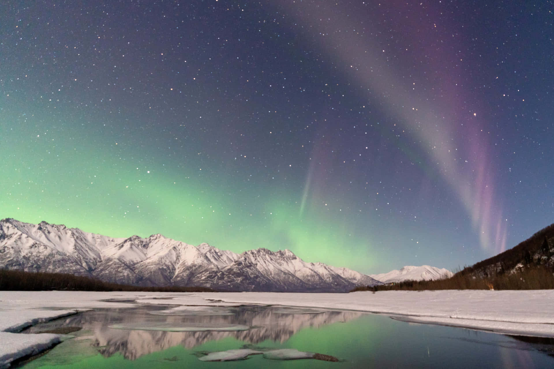 Immaginedell'aurora Boreale Su Un Lago Ad Anchorage, Alaska