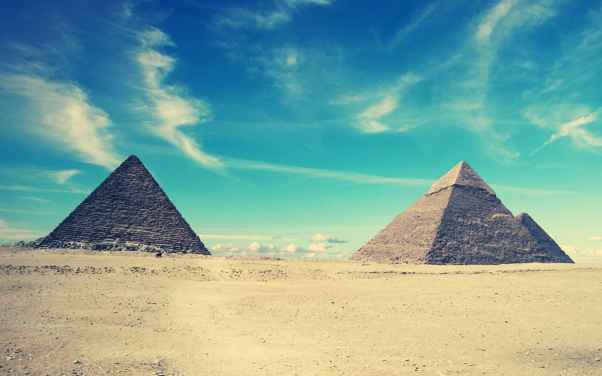Trepyramider I Öknen Wallpaper