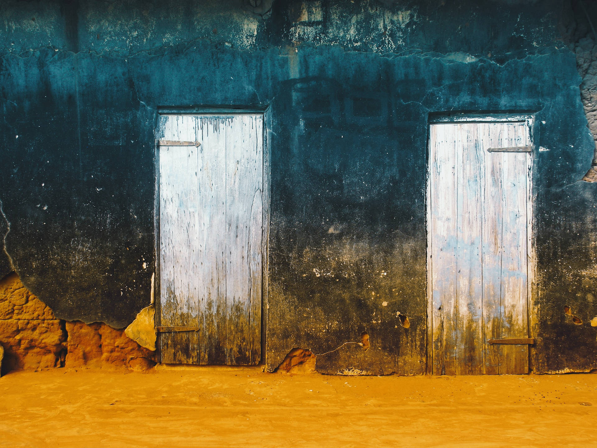 Antikehölzerne Türen In Der Wüste Wallpaper
