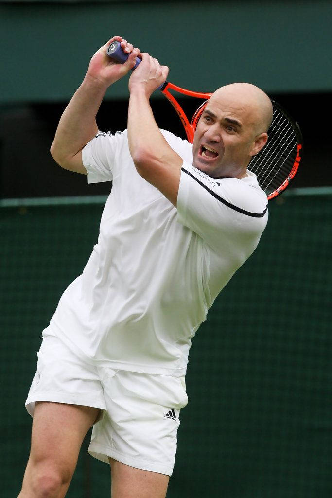 Andreagassi Con Un Traje De Tenis Blanco. Fondo de pantalla